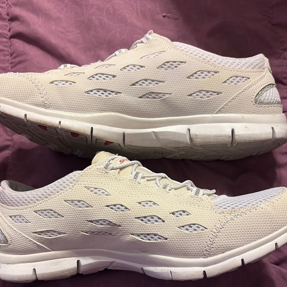 ‼️LAST CHANCE going to goodwill if not sold.Sketchers wide fit memory foam